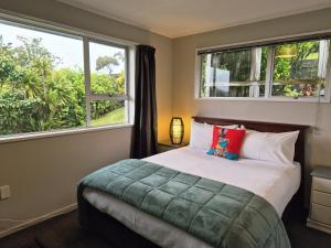 En eller flere senge i et værelse på Ocean & Mountain Views Hilltop Home + 22 billeder