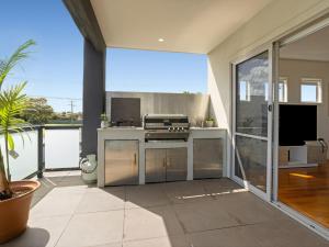 een buitenkeuken met uitzicht op de oceaan bij Baravi Breeze Retreat in Safety Beach