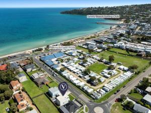 een luchtzicht op een stad naast de oceaan bij Baravi Breeze Retreat in Safety Beach