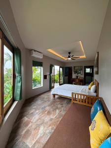 Sóc SơnにあるDiều Sóc Sơnのベッドと天井扇風機のある寝室