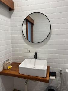 Billede fra billedgalleriet på Stylish New Guesthouse in Bingin with Pool & Kitchen - Bale Bingin Stay i Bingin Beach