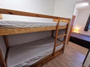 Un dormitorio con dos literas en una habitación. en Charmant 2 Pièces Cabine, Proche Pistes, Balcon, Cuisine Équipée, Idéal Famille - Les Adrets - FR-1-771-61, en Les Adrets 8 fotos más