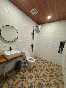 Et badeværelse på Stylish New Guesthouse in Bingin with Pool & Kitchen - Bale Bingin Stay