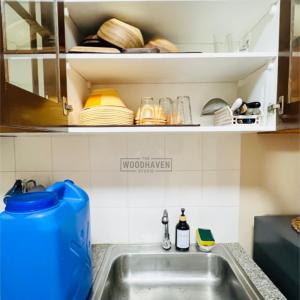 eine Küchentheke mit Spüle in der Küche in der Unterkunft Spacious Studio Unit at Albergo Residences Baguio in Baguio City + 13 Fotos