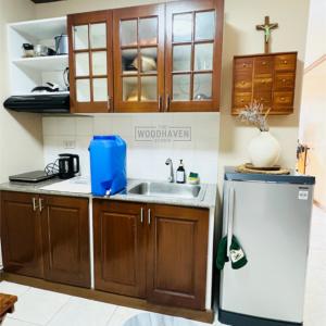 eine Küche mit Spüle und Kühlschrank in der Unterkunft Spacious Studio Unit at Albergo Residences Baguio in Baguio City