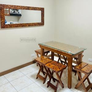 Ein Tisch und Bänke mit einem Spiegel an der Wand in der Unterkunft Spacious Studio Unit at Albergo Residences Baguio in Baguio City