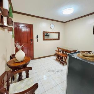 eine Küche und ein Esszimmer mit Tisch und Stühlen in der Unterkunft Spacious Studio Unit at Albergo Residences Baguio in Baguio City