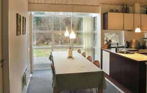 Una cocina o cocineta en Rubinsøen Skovhuse