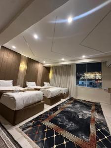 una camera d'albergo con due letti e una grande finestra di Leeda Pyramids View a Il Cairo