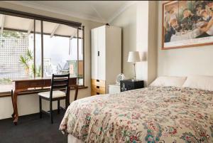 Giường trong phòng chung tại Hatherly House