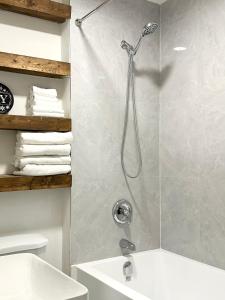 een badkamer met een douche en een wastafel bij Private Entire Guest Suite, 1 min to bus stops to Downtown and major attractions in Vancouver +13 foto's