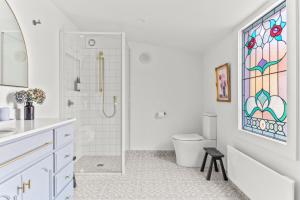een badkamer met toilet en douche met glazen raam bij The Countess in Launceston +16 foto's