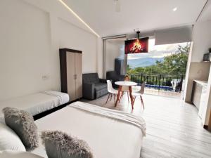 TV a/nebo společenská místnost v ubytování Anapoima Hills