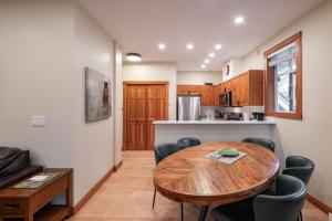 Køkken eller tekøkken på Granite Court by Outpost Whistler