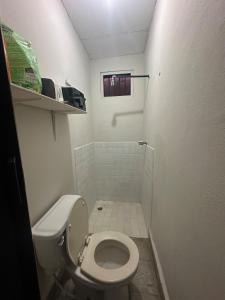 ein kleines Badezimmer mit Toilette und Fenster in der Unterkunft Apartment in downtown David in David