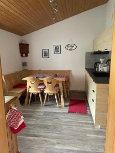 Køkken eller tekøkken på Ferienwohnung "Zum Leitnerbachl" + 5 billeder