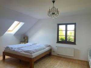 Giường trong phòng chung tại Bezděkovec