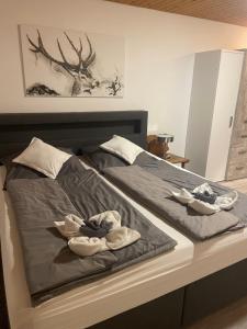 En eller flere senge i et værelse på Ferienwohnung "Zum Leitnerbachl"