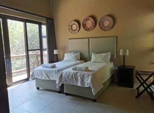 En eller flere senge i et værelse på Mjejane Game Reserve timeshare + 15 billeder