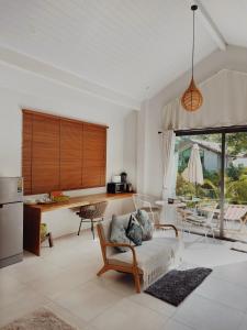 Khu vực ghế ngồi tại Salad Beach Crystal Bungalow