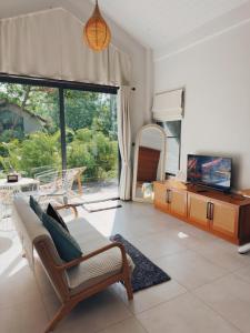 Khu vực ghế ngồi tại Salad Beach Crystal Bungalow +28 ảnh