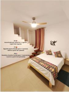 Postel nebo postele na pokoji v ubytování Casa Colibri - Confort et Authentique, à 300m de la plage ! + 17 fotografií