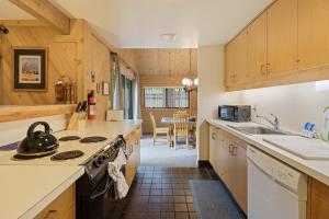 una cucina con fornelli e lavello di Pole House 99 a Sunriver
