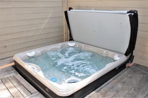 una Jacuzzi ificialificialificialificialificialificialificialificialificialificialificialificialificialificialificiale di Pole House 99 a Sunriver