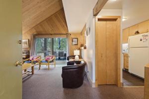 una cucina e un soggiorno con frigorifero di Pole House 99 a Sunriver