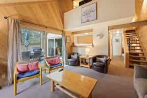 un soggiorno con sedie e un tavolo di Pole House 99 a Sunriver