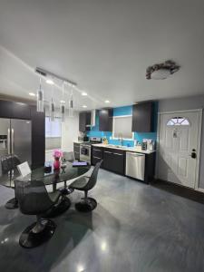 Η κουζίνα ή μικρή κουζίνα στο Modern/Retro Condo