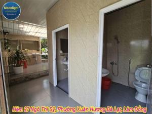 Un baño con inodoro, ducha y lavabo. en Moonlight Homestay, en Da Lat