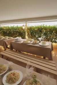 un groupe de plaques alimentaires sur une table dans l'établissement Windy's Leisure Villa, à Negombo