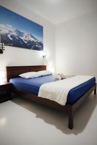 une chambre avec un lit avec des draps bleus et des montagnes dans l'établissement Windy's Leisure Villa, à Negombo 12 autres photos