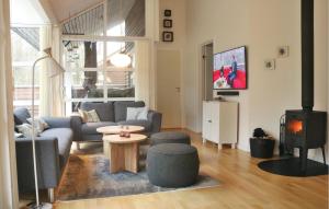 Una televisión o centro de entretenimiento en Rubinsøen Skovhuse