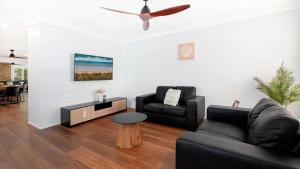 una sala de estar con un sofá y una mesa en La Playa, en Myola