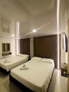 DoradalにあるCabaña aldea primaveralのベッドルーム(ベッド2台、テレビ付) +17枚の写真