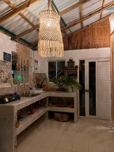 Una cocina con una mesa y una lámpara de araña. en Cabaña sunrise view, en Providencia