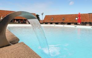 una fuente en medio de una piscina en Stunning Home In Gudhjem With Sauna, en Gudhjem