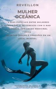 Un cartel de una persona montando una tabla de surf en el agua. en Casa Madre Hostel Feminino, en Florianópolis