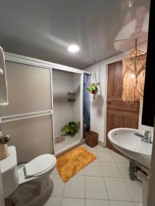 Un baño con ducha, inodoro y lavabo. en Cabaña sunrise view, en Providencia 40 fotos más