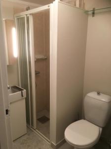 Et badeværelse på Cosy Home + 13 billeder