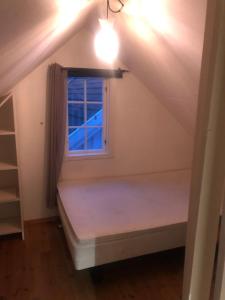 En eller flere senge i et værelse på Cosy Home