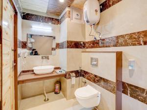 een badkamer met toilet en wastafel bij Omavya Hotel Manali in Jagatsukh +165 foto's