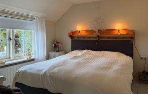 ein Schlafzimmer mit einem weißen Bett und einem Fenster in der Unterkunft Cozy Home In Ermelo With Wifi in Tonsel