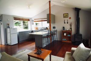 Η κουζίνα ή μικρή κουζίνα στο The Lazy Sailor - slow living retreat