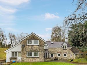 een groot stenen huis in het midden van een veld bij Tyn Y Celyn - Uk48801 in Mold