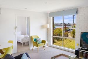 Una televisión o centro de entretenimiento en Allara 1