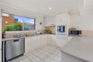 Una cocina o cocineta en Allara 1 6 fotos más