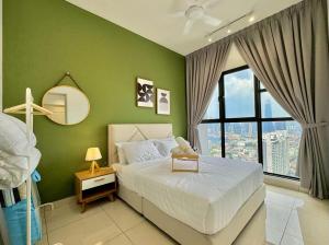 Postel nebo postele na pokoji v ubytování Trion KL By AlwaysHome + 108 fotografií